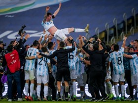 【博狗体育】众王之王！梅西被阿根廷队友抛向空中|gif