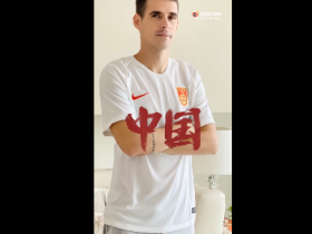 【博狗体育】上海海港外援奥斯卡穿国足球衣庆国庆：我爱中国