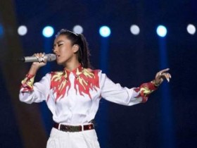 徐佳莹在《歌手当打之年》舞台上演唱歌曲《言不由衷》，感动众人