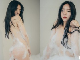 國王的新衣!「白嫩美乳正妹」上空泡泡衣超香豔,「一絲不掛」詮釋冷豔的激情!