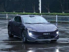 华为靳玉志试驾新款阿维塔12 直言:“如脱胎换骨!”