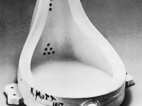 一名男子實驗將自己的眼鏡放在美術館地板 結果真的被當作藝術作品圍觀…