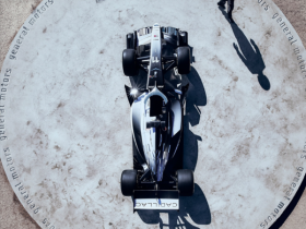 凯迪拉克F1车队2026赛季正式涂装亮相 黑白双拼设计