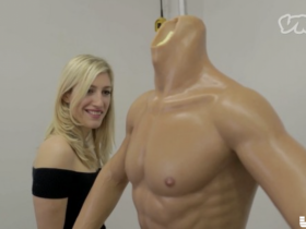 女性情趣商品新境界!記者親身試驗男版充氣娃娃……一腳跨上新男寵~騎乘式自己來超嗨