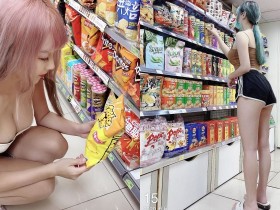 超商覓食的「爆乳短褲正妹」!超邪惡視角「雪白F奶」看好清楚,背面還有渾圓屁股蛋
