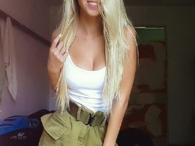 以色列女兵閨房照,沈悶的軍裝蓋不住悶騷的靈魂