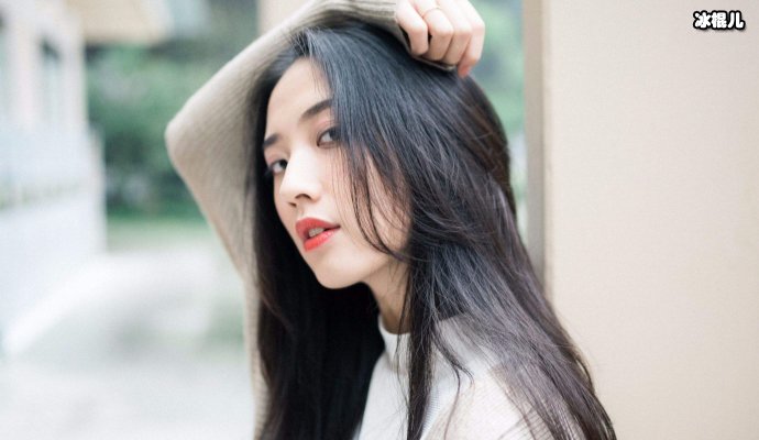 郭碧婷晒出写真照片,一身白色蕾丝裙妩媚性感