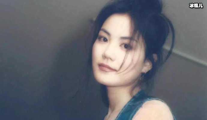 王菲女儿李嫣现身街头街拍，摄影师竟然是奶奶