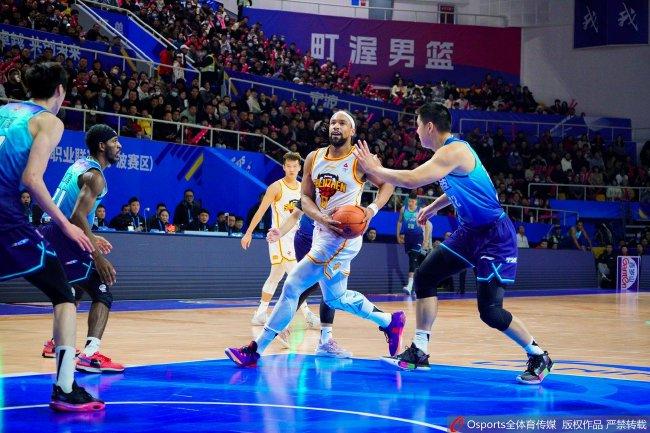 【博狗体育】萨林杰35+22+12深圳获4连胜 广厦送北控3连败