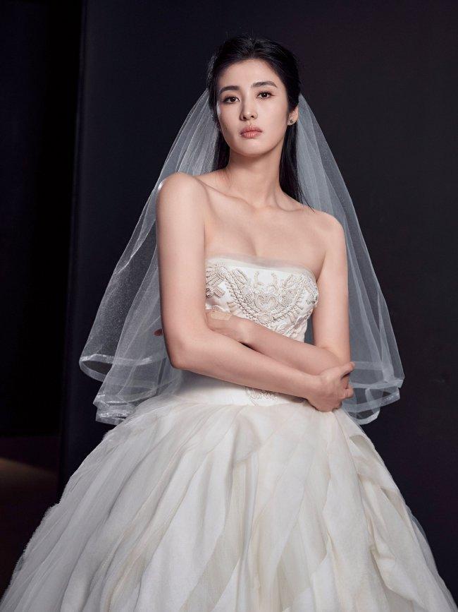 【博狗体育】前女足国门赵丽娜晒婚纱照:坚定地做自己爱自己