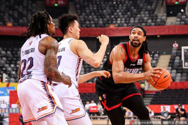 【博狗体育】萨林杰32+15+11深圳胜上海 刘铮20分周鹏15分