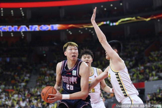 【博狗体育】周琦21+17胡金秋伤退 广东再胜广厦总比分2-0