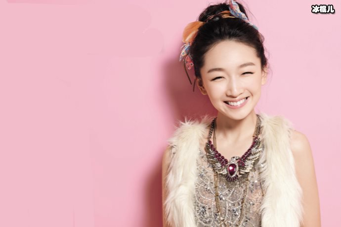 小个子周冬雨告诉你矮个也可以拥有长风衣,这样的搭配学起来