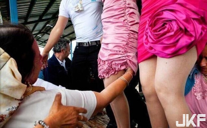 吉普賽妹子任人揉奶捏腿!「新娘市集」驗貨完直接回家啪~