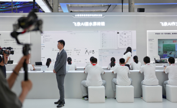 “飞象AI墨水屏终端”首次发布 飞象星球亮相2025服贸会 首发AI墨水屏终端及智慧学习空间