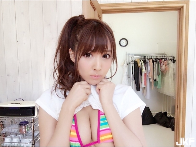 Coser慶比基尼日　眼睛冰淇淋吃到漫出來